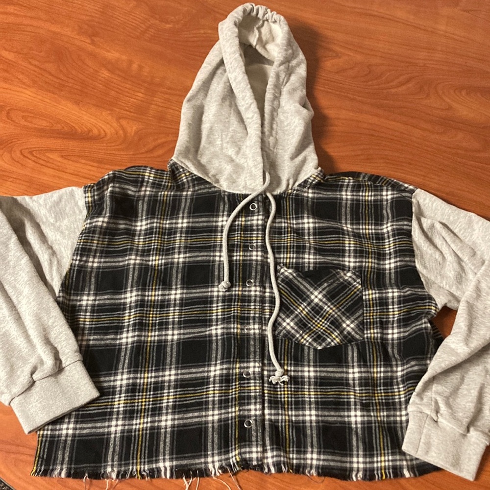 Forever 21 Button Up Plaid Cropped Long Sleeve